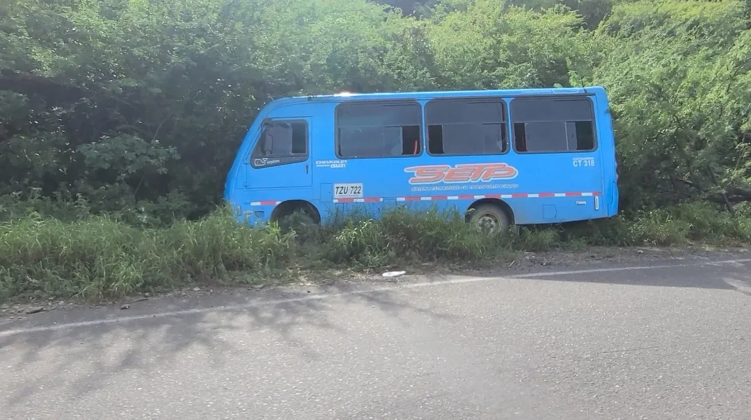 Buseta del SETP sufrió falla mecánica cuando subía el ziruma y por poco causa una tragedia